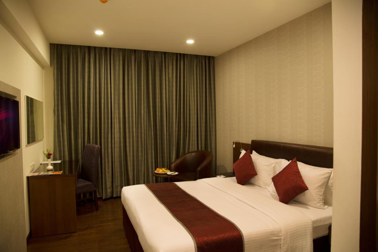 V 7 Hotel Ченнаи Экстерьер фото